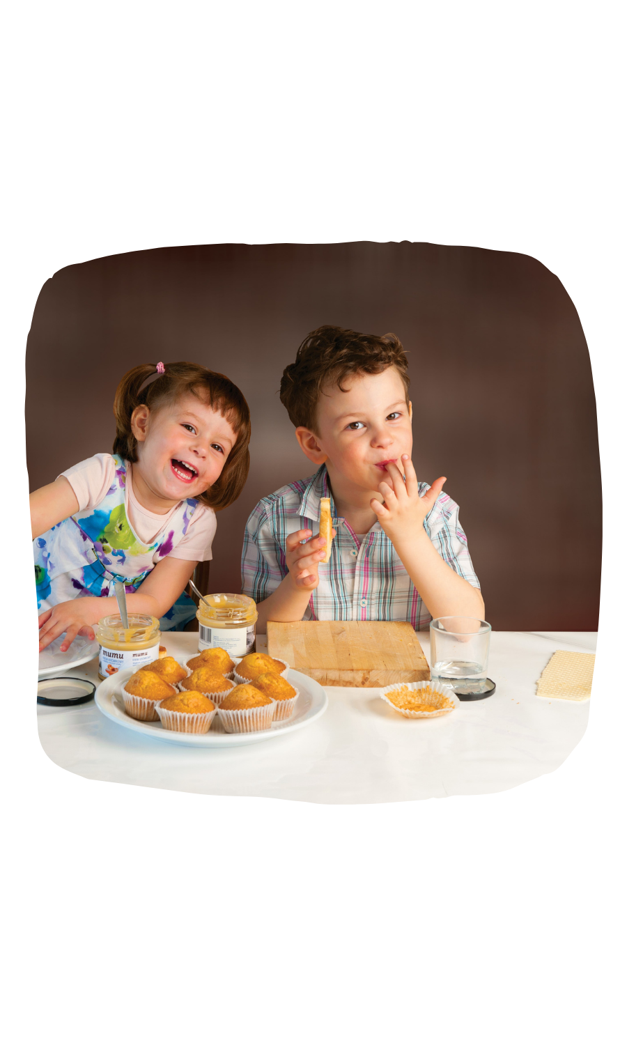 Dzieci jedzące słodycze