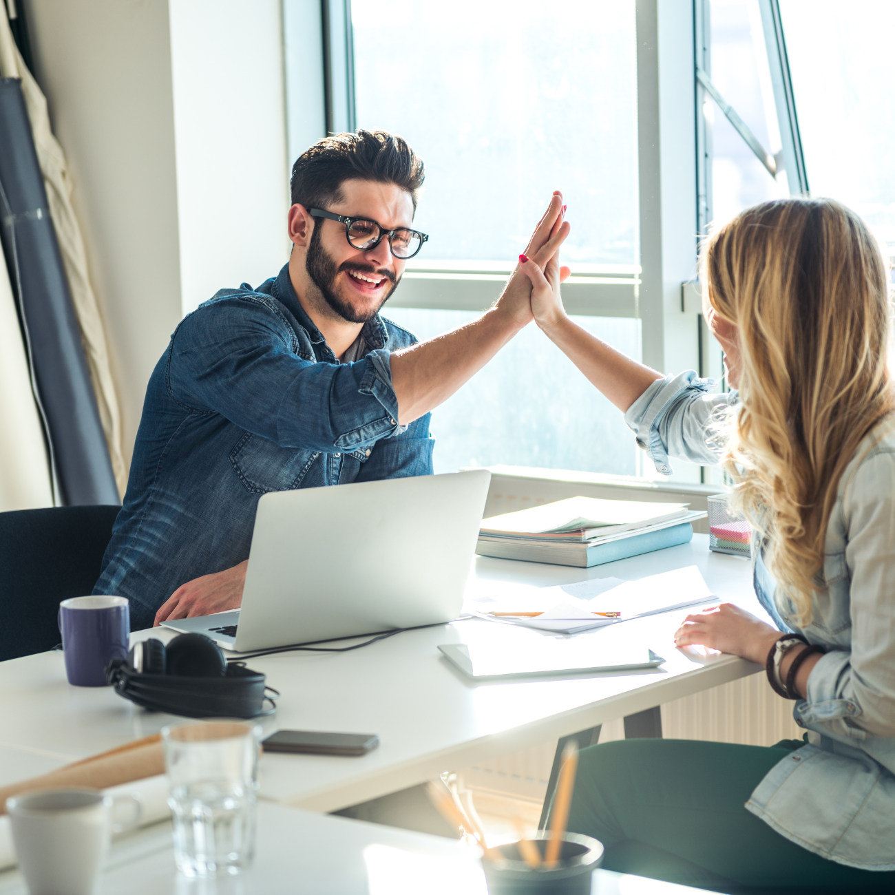 para przybijająca dłonie